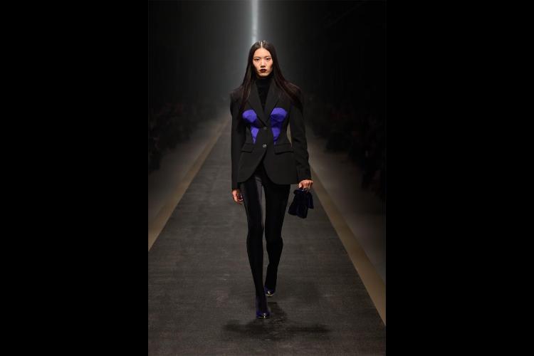 versace-jesenzima-2025-kada-moda-postaje-snaga-i-identitet-28