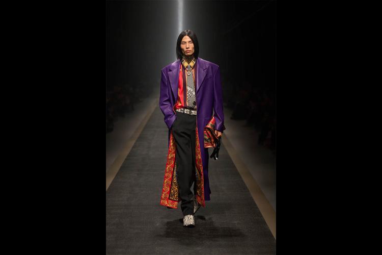 versace-jesenzima-2025-kada-moda-postaje-snaga-i-identitet-29