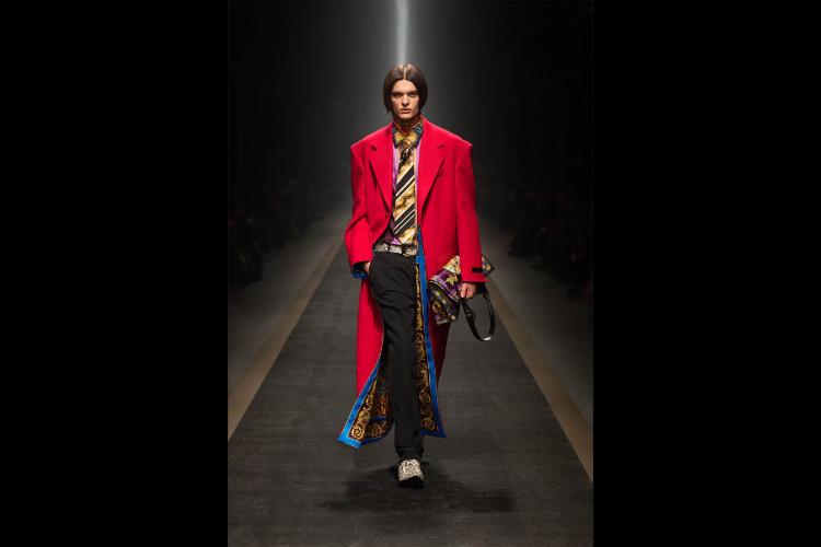 versace-jesenzima-2025-kada-moda-postaje-snaga-i-identitet-31