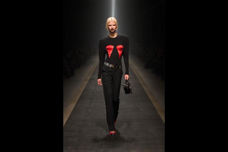 versace-jesenzima-2025-kada-moda-postaje-snaga-i-identitet-32