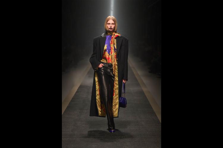 versace-jesenzima-2025-kada-moda-postaje-snaga-i-identitet-34
