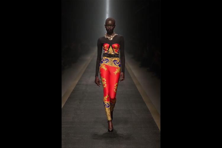 versace-jesenzima-2025-kada-moda-postaje-snaga-i-identitet-36