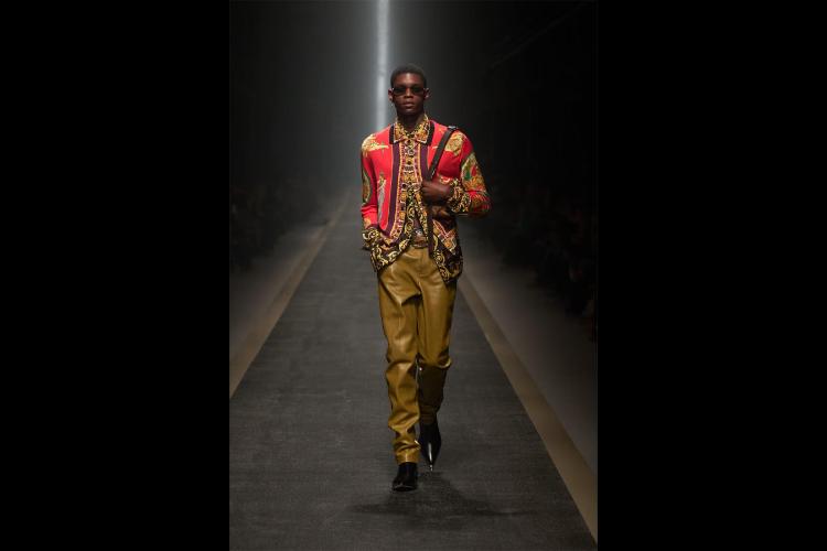 versace-jesenzima-2025-kada-moda-postaje-snaga-i-identitet-38