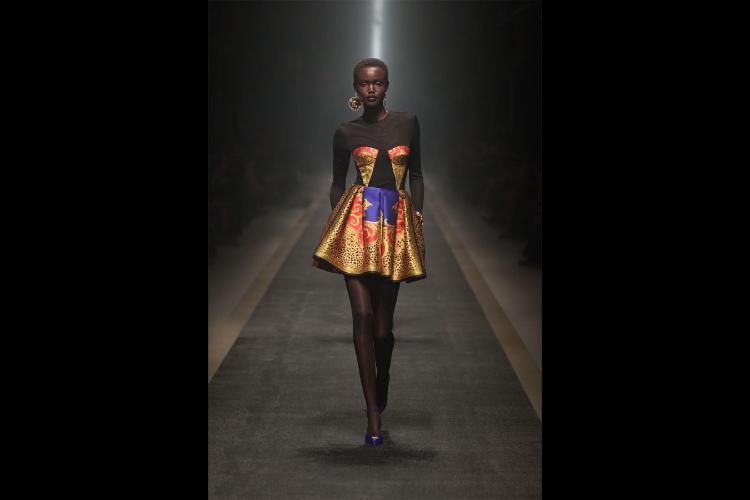 versace-jesenzima-2025-kada-moda-postaje-snaga-i-identitet-37