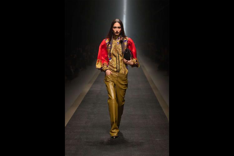 versace-jesenzima-2025-kada-moda-postaje-snaga-i-identitet-40