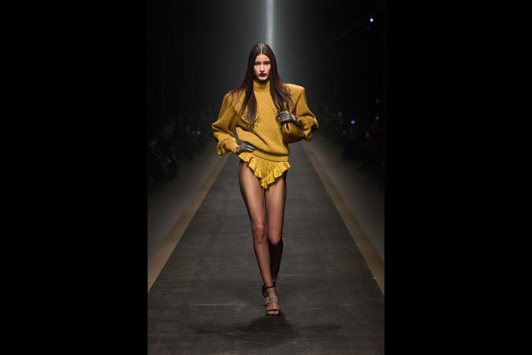 versace-jesenzima-2025-kada-moda-postaje-snaga-i-identitet-41