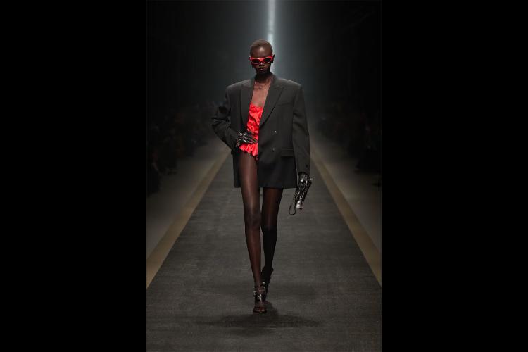 versace-jesenzima-2025-kada-moda-postaje-snaga-i-identitet-43