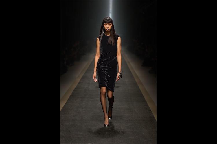 versace-jesenzima-2025-kada-moda-postaje-snaga-i-identitet-44