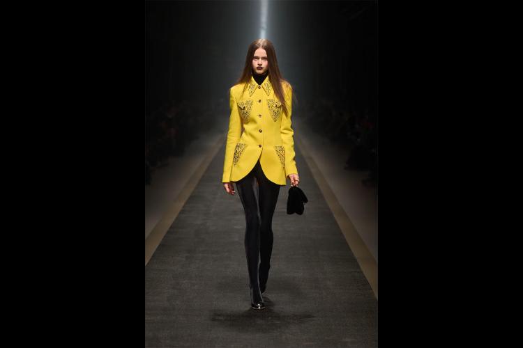 versace-jesenzima-2025-kada-moda-postaje-snaga-i-identitet-45