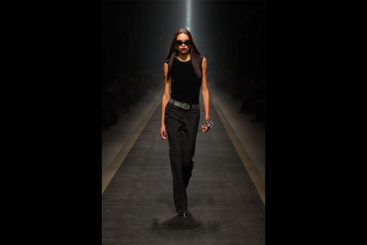 versace-jesenzima-2025-kada-moda-postaje-snaga-i-identitet-46