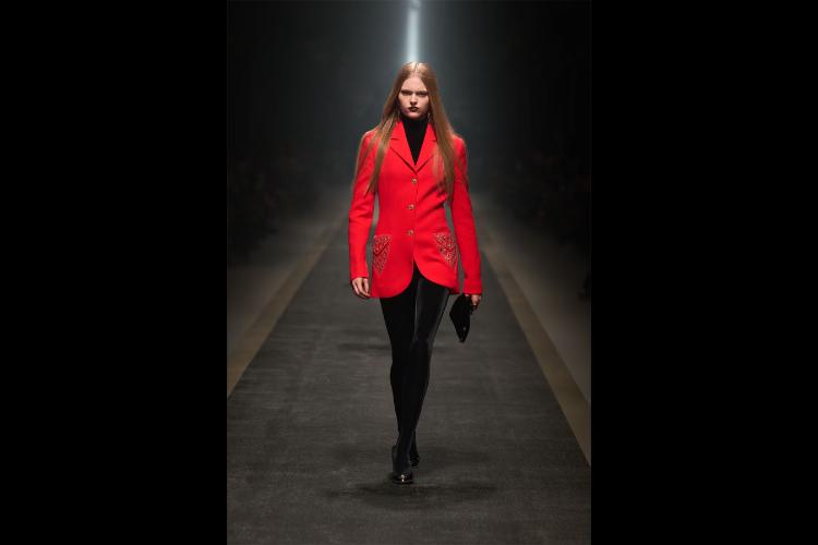 versace-jesenzima-2025-kada-moda-postaje-snaga-i-identitet-47