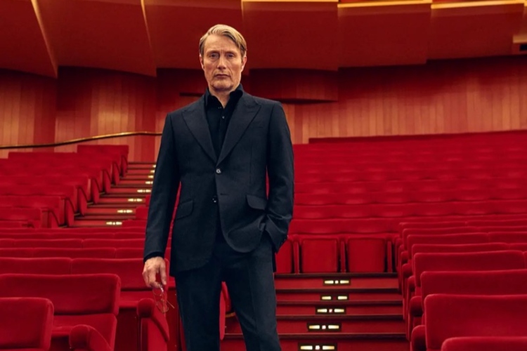 mads-mikelsen-otelotvoruje-besprekornu-eleganciju-u-zegna-zimskoj-kampanji-2025-4