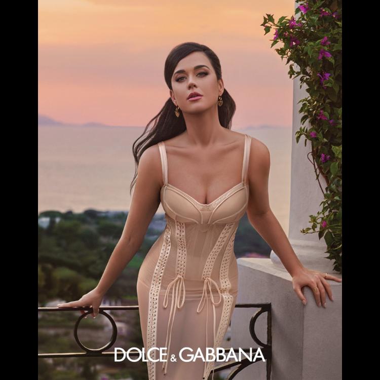 keti-peri-blista-u-kampanji-za-dolce-gabbana-my-devotion-1