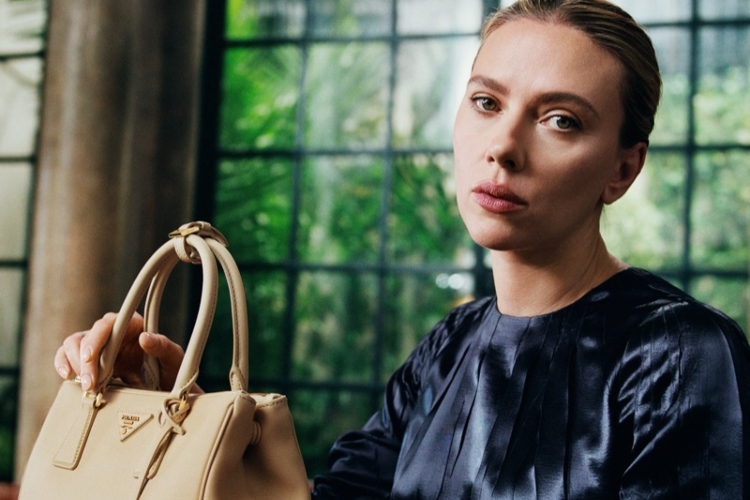 skarlet-johanson-ponovo-otkriva-sebe-u-prada-galleria-kampanji-2