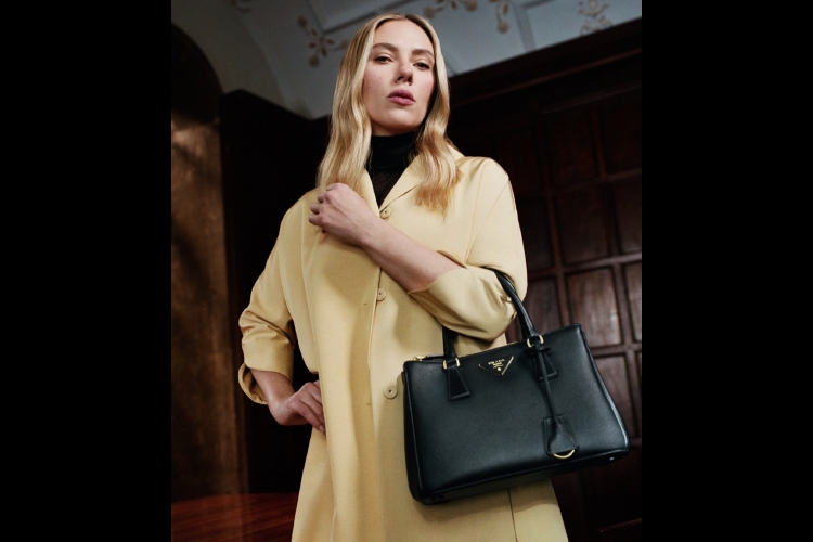 skarlet-johanson-ponovo-otkriva-sebe-u-prada-galleria-kampanji-4