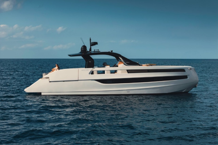 invictus-yacht-otkriva-novi-model-tt550-na-sajmu-nautike-u-denovi-2025-1