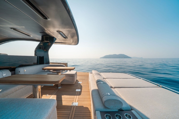 invictus-yacht-otkriva-novi-model-tt550-na-sajmu-nautike-u-denovi-2025-3