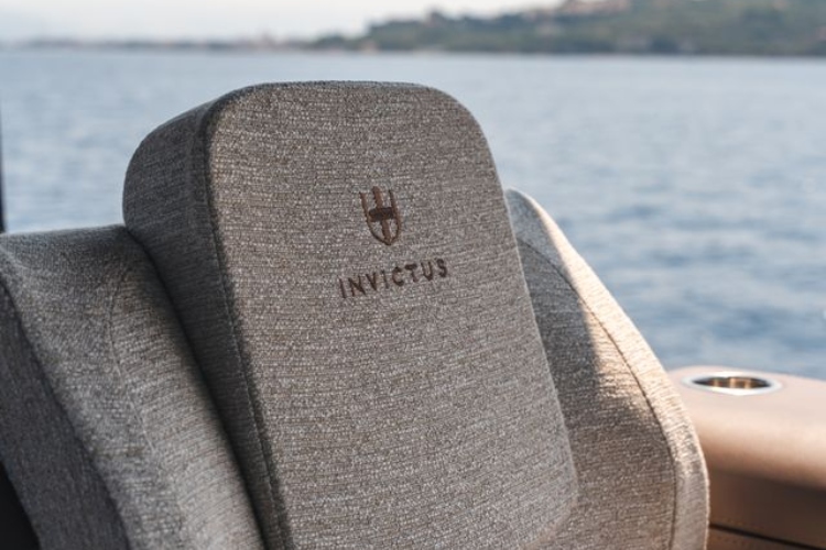 invictus-yacht-otkriva-novi-model-tt550-na-sajmu-nautike-u-denovi-2025-4