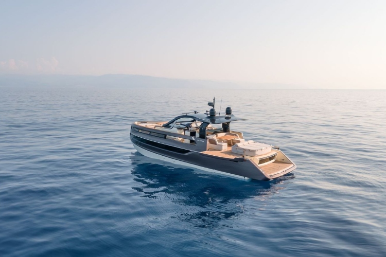 invictus-yacht-otkriva-novi-model-tt550-na-sajmu-nautike-u-denovi-2025-5