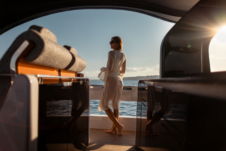 invictus-yacht-otkriva-novi-model-tt550-na-sajmu-nautike-u-denovi-2025-6