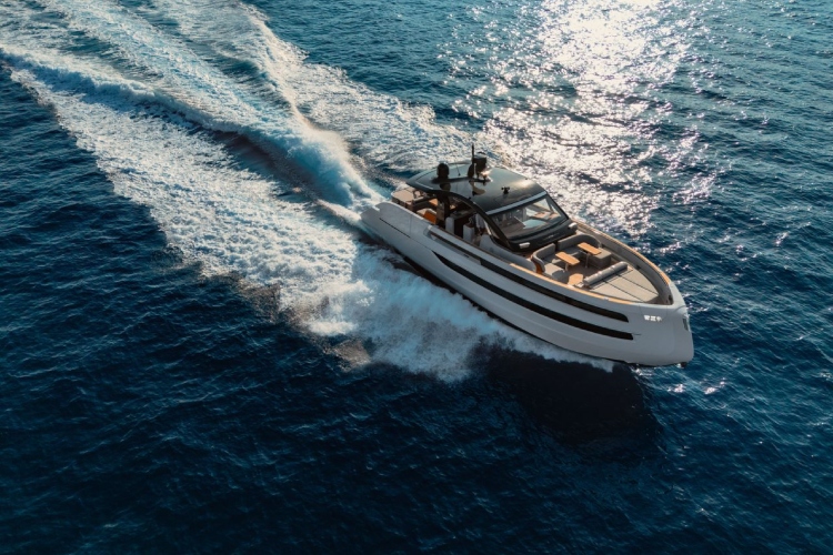 invictus-yacht-otkriva-novi-model-tt550-na-sajmu-nautike-u-denovi-2025-7