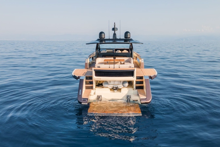 invictus-yacht-otkriva-novi-model-tt550-na-sajmu-nautike-u-denovi-2025-8