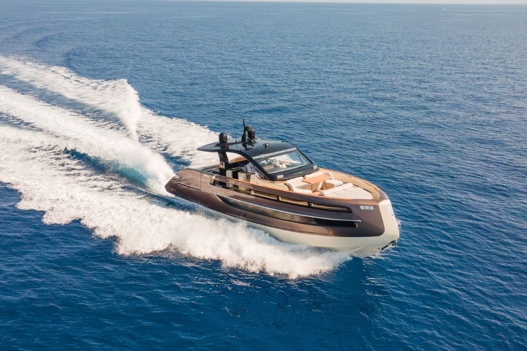 invictus-yacht-otkriva-novi-model-tt550-na-sajmu-nautike-u-denovi-2025-9