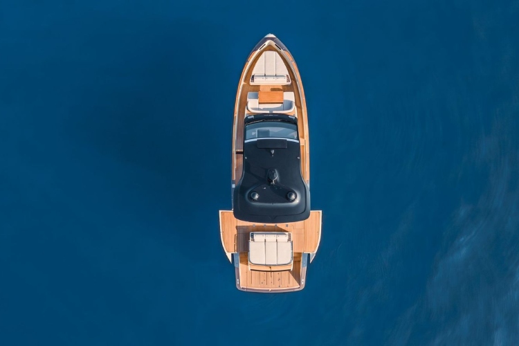 invictus-yacht-otkriva-novi-model-tt550-na-sajmu-nautike-u-denovi-2025-10