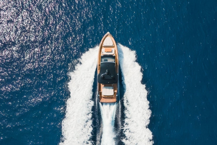 invictus-yacht-otkriva-novi-model-tt550-na-sajmu-nautike-u-denovi-2025-12