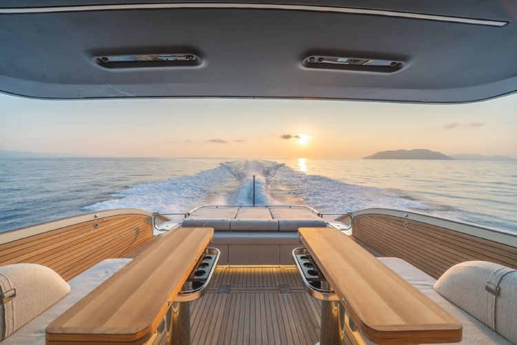 invictus-yacht-otkriva-novi-model-tt550-na-sajmu-nautike-u-denovi-2025-13