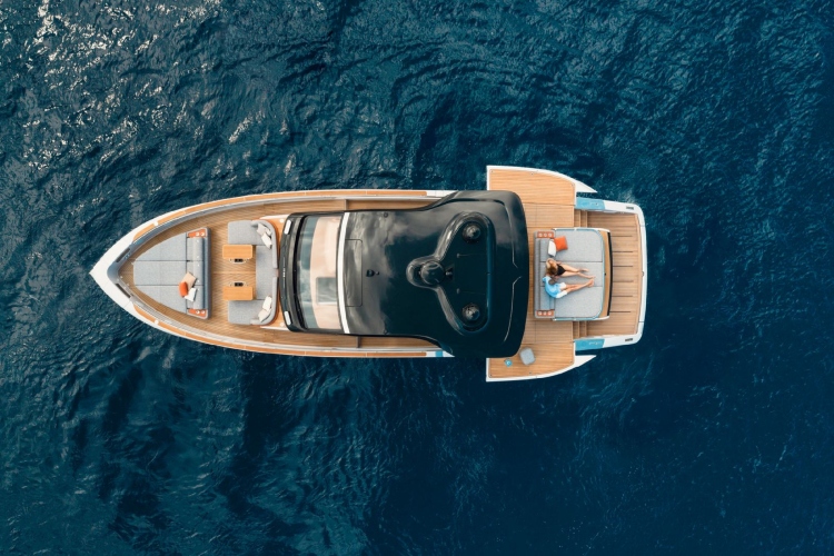 invictus-yacht-otkriva-novi-model-tt550-na-sajmu-nautike-u-denovi-2025-16