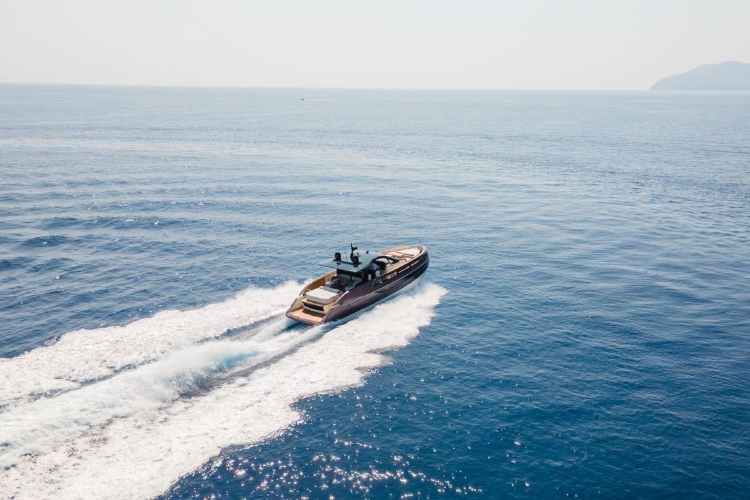 invictus-yacht-otkriva-novi-model-tt550-na-sajmu-nautike-u-denovi-2025-17