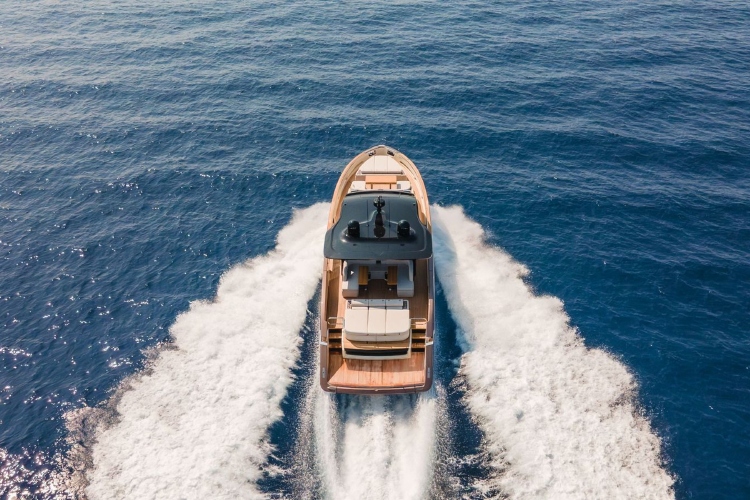 invictus-yacht-otkriva-novi-model-tt550-na-sajmu-nautike-u-denovi-2025-18