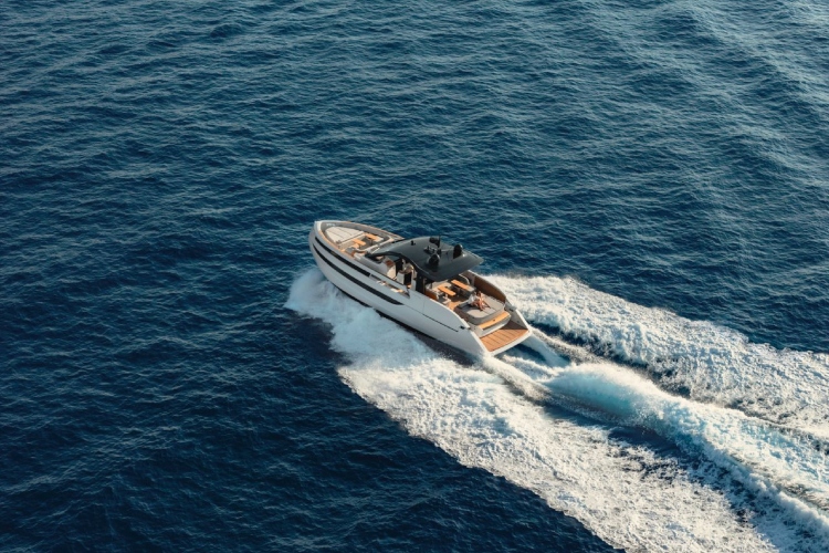 invictus-yacht-otkriva-novi-model-tt550-na-sajmu-nautike-u-denovi-2025-20