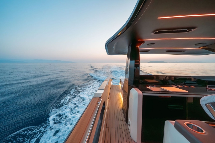 invictus-yacht-otkriva-novi-model-tt550-na-sajmu-nautike-u-denovi-2025-22