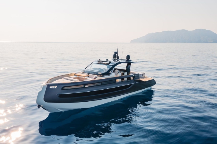 invictus-yacht-otkriva-novi-model-tt550-na-sajmu-nautike-u-denovi-2025-23