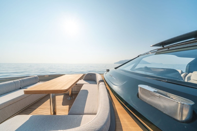 invictus-yacht-otkriva-novi-model-tt550-na-sajmu-nautike-u-denovi-2025-26