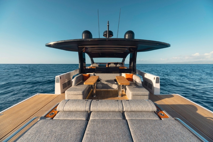 invictus-yacht-otkriva-novi-model-tt550-na-sajmu-nautike-u-denovi-2025-27