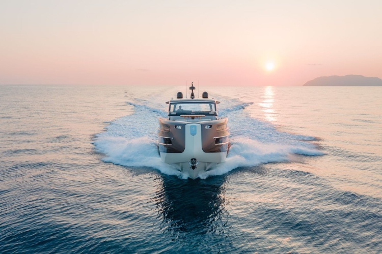 invictus-yacht-otkriva-novi-model-tt550-na-sajmu-nautike-u-denovi-2025-29
