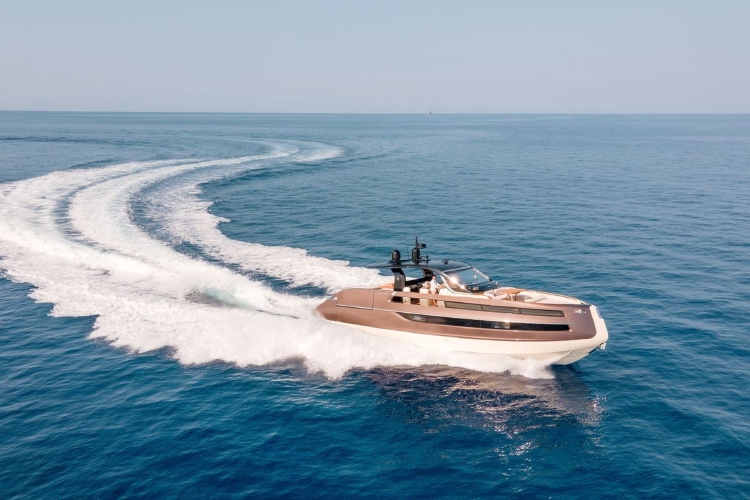 invictus-yacht-otkriva-novi-model-tt550-na-sajmu-nautike-u-denovi-2025-30