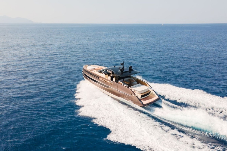 invictus-yacht-otkriva-novi-model-tt550-na-sajmu-nautike-u-denovi-2025-31