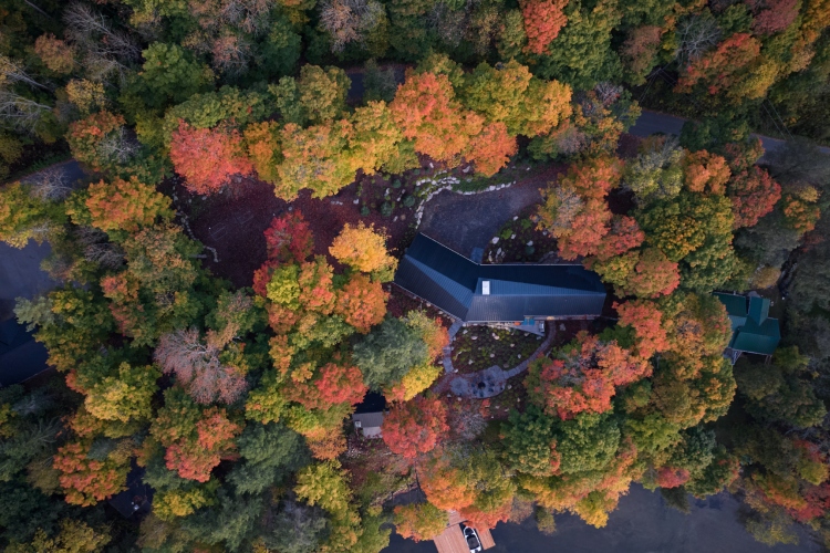 shield-and-shelter-porodicno-utociste-na-obali-jezera-koje-nezno-grli-kanadski-pejzaz-2