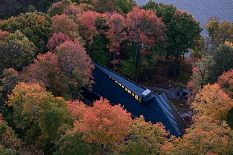 shield-and-shelter-porodicno-utociste-na-obali-jezera-koje-nezno-grli-kanadski-pejzaz-1