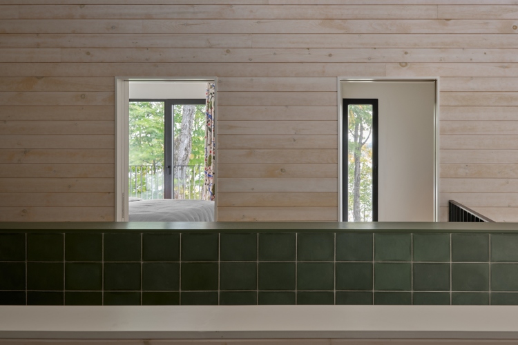 shield-and-shelter-porodicno-utociste-na-obali-jezera-koje-nezno-grli-kanadski-pejzaz-4