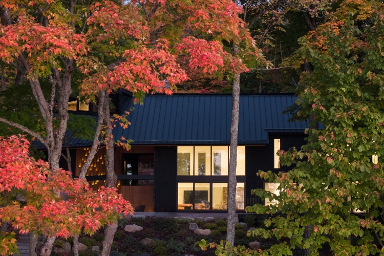 shield-and-shelter-porodicno-utociste-na-obali-jezera-koje-nezno-grli-kanadski-pejzaz-3