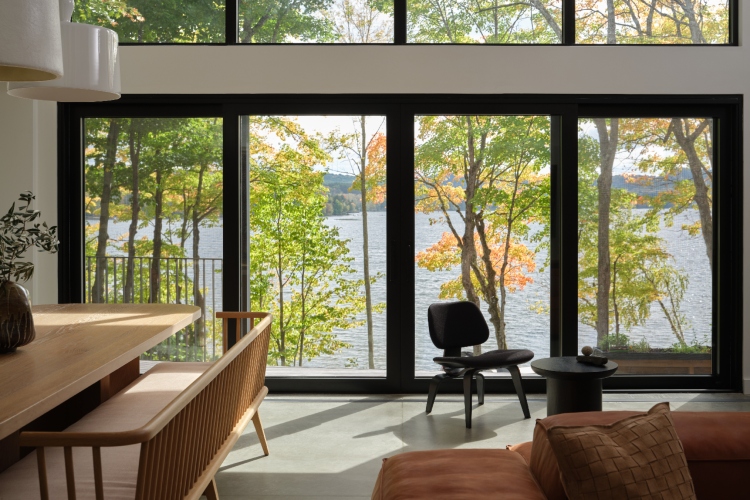 shield-and-shelter-porodicno-utociste-na-obali-jezera-koje-nezno-grli-kanadski-pejzaz-5