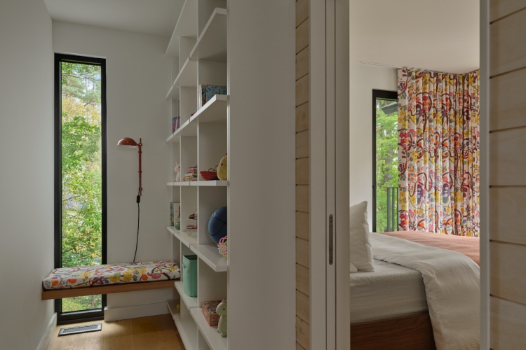 shield-and-shelter-porodicno-utociste-na-obali-jezera-koje-nezno-grli-kanadski-pejzaz-6