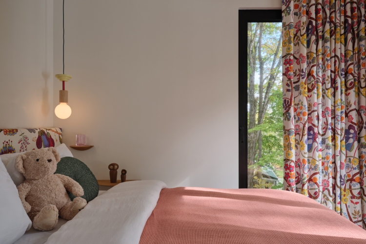 shield-and-shelter-porodicno-utociste-na-obali-jezera-koje-nezno-grli-kanadski-pejzaz-7