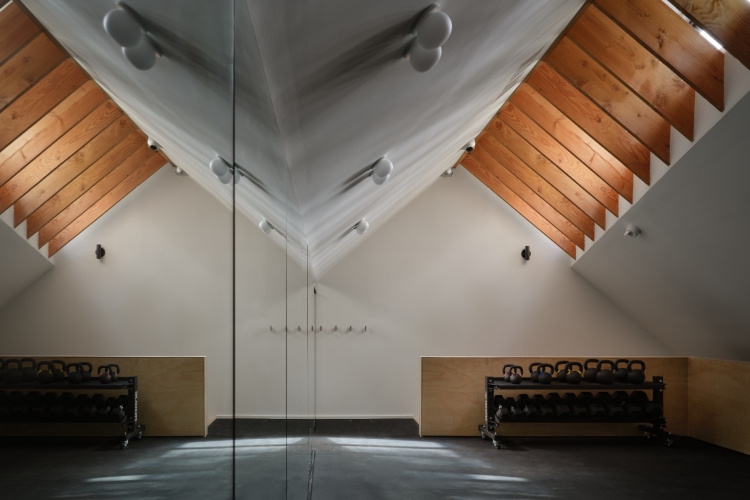 shield-and-shelter-porodicno-utociste-na-obali-jezera-koje-nezno-grli-kanadski-pejzaz-8