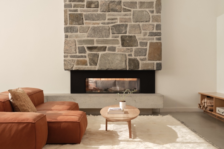 shield-and-shelter-porodicno-utociste-na-obali-jezera-koje-nezno-grli-kanadski-pejzaz-9